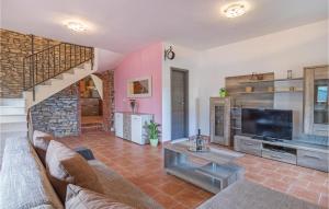 Nice Home In Liznjan With 4 Bedrooms, Internet And Outdoor Swimming Pool