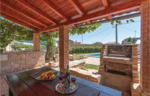 4 Bedroom Cozy Home In Liznjan