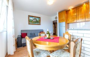 Gorgeous Apartment In Duce With Wifi