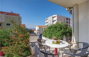 Nice Apartment In Makarska With 2 Bedrooms And Wifi