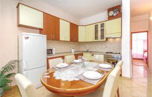 Nice Apartment In Makarska With 2 Bedrooms And Wifi