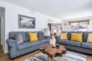 Chalet Blue Mountain 3BR & 3BTH Walk-in to Village