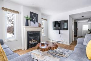 Chalet Blue Mountain 3BR & 3BTH Walk-in to Village