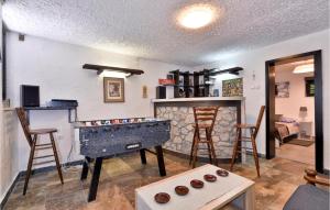 2 Bedroom Lovely Home In Vinica Breg 