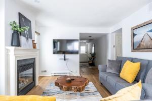 Chalet Blue Mountain 3BR & 3BTH Walk-in to Village