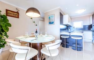 3 Bedroom Nice Apartment In Split