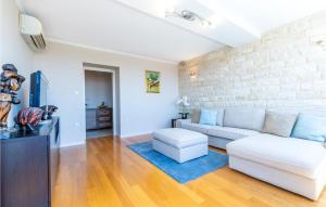 3 Bedroom Nice Apartment In Split