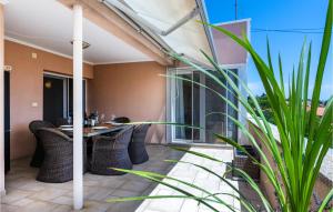 3 Bedroom Nice Apartment In Split