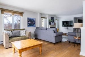Chalet Blue Mountain 3BR & 3BTH Walk-in to Village