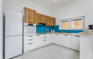Amazing Home In Peroj With Wifi 