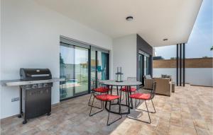 Amazing Home In Peroj With Wifi