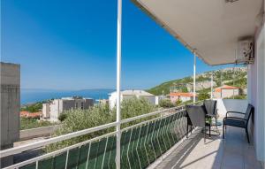 2 Bedroom Cozy Apartment In Makarska