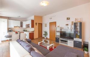 2 Bedroom Cozy Apartment In Makarska