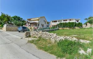 1 Bedroom Awesome Apartment In Kustici 