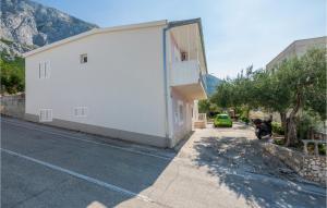 2 Bedroom Cozy Apartment In Makarska 