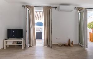 Amazing Apartment In Blace With 2 Bedrooms And Wifi