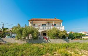 1 Bedroom Cozy Apartment In Privlaka