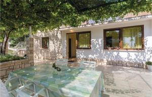 2 Bedroom Amazing Apartment In Kanfanar 