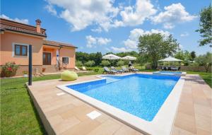 Beautiful Home In Tinjan With Kitchen 