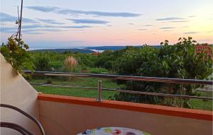 1 Bedroom Lovely Apartment In Koromacno 