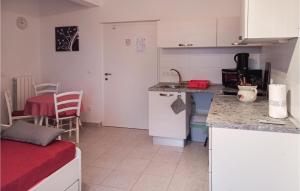 1 Bedroom Lovely Apartment In Koromacno 