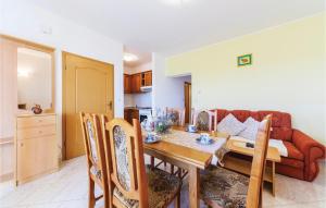 Amazing Apartment In Peruski With 2 Bedrooms And Wifi