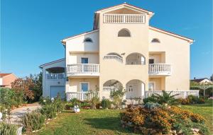 4 Bedroom Gorgeous Apartment In Pula