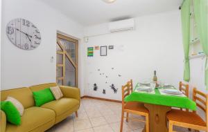 2 Bedroom Cozy Apartment In Omisalj
