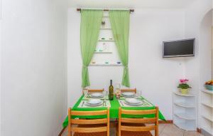 2 Bedroom Cozy Apartment In Omisalj 