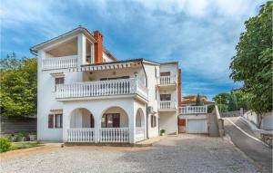 2 Bedroom Cozy Apartment In Omisalj