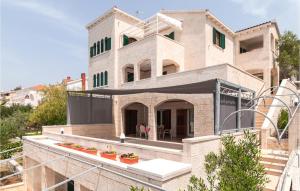 Amazing Apartment In Okrug Donji