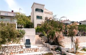 Amazing Apartment In Okrug Donji