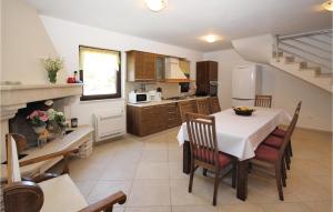 Three-Bedroom Holiday Home In Rebici