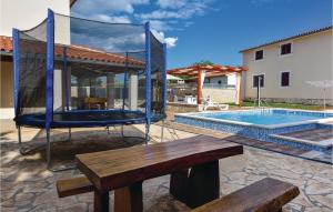 Three-Bedroom Holiday Home In Rebici