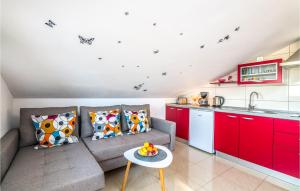 Cozy Apartment In Njivice With Wifi 