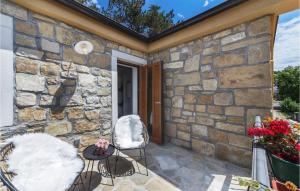 2 Bedroom Awesome Home In Zarecje 