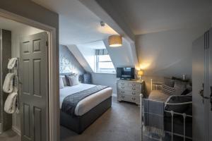 Superior Triple Room with Sea View room in Gloucester House
