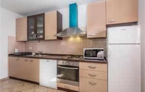 Amazing Apartment In Malinska With 3 Bedrooms And Wifi