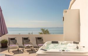 Amazing Apartment In Makarska With Kitchen 