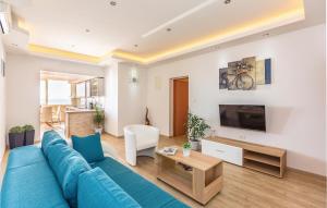 Amazing Apartment In Makarska With Kitchen 