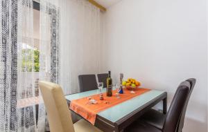 Nice apartment in Pinezici with 3 Bedrooms and WiFi