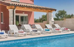 Awesome Home In Stinjan With Wifi 