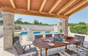 Awesome Home In Stinjan With Wifi 