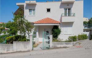 Beautiful apartment in Makarska with WiFi