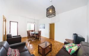 Two-Bedroom Apartment In Svpetar