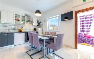 2 Bedroom Awesome Apartment In Kastel Stari 
