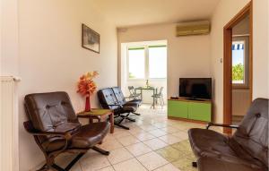 2 Bedroom Cozy Apartment In Crikvenica