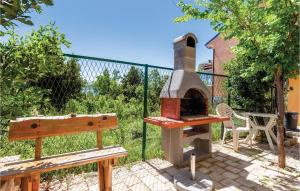 2 Bedroom Cozy Apartment In Crikvenica