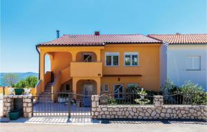 2 Bedroom Cozy Apartment In Crikvenica