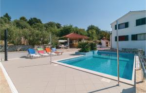 Nice Apartment In Mravince With 2 Bedrooms, Wifi And Outdoor Swimming Pool